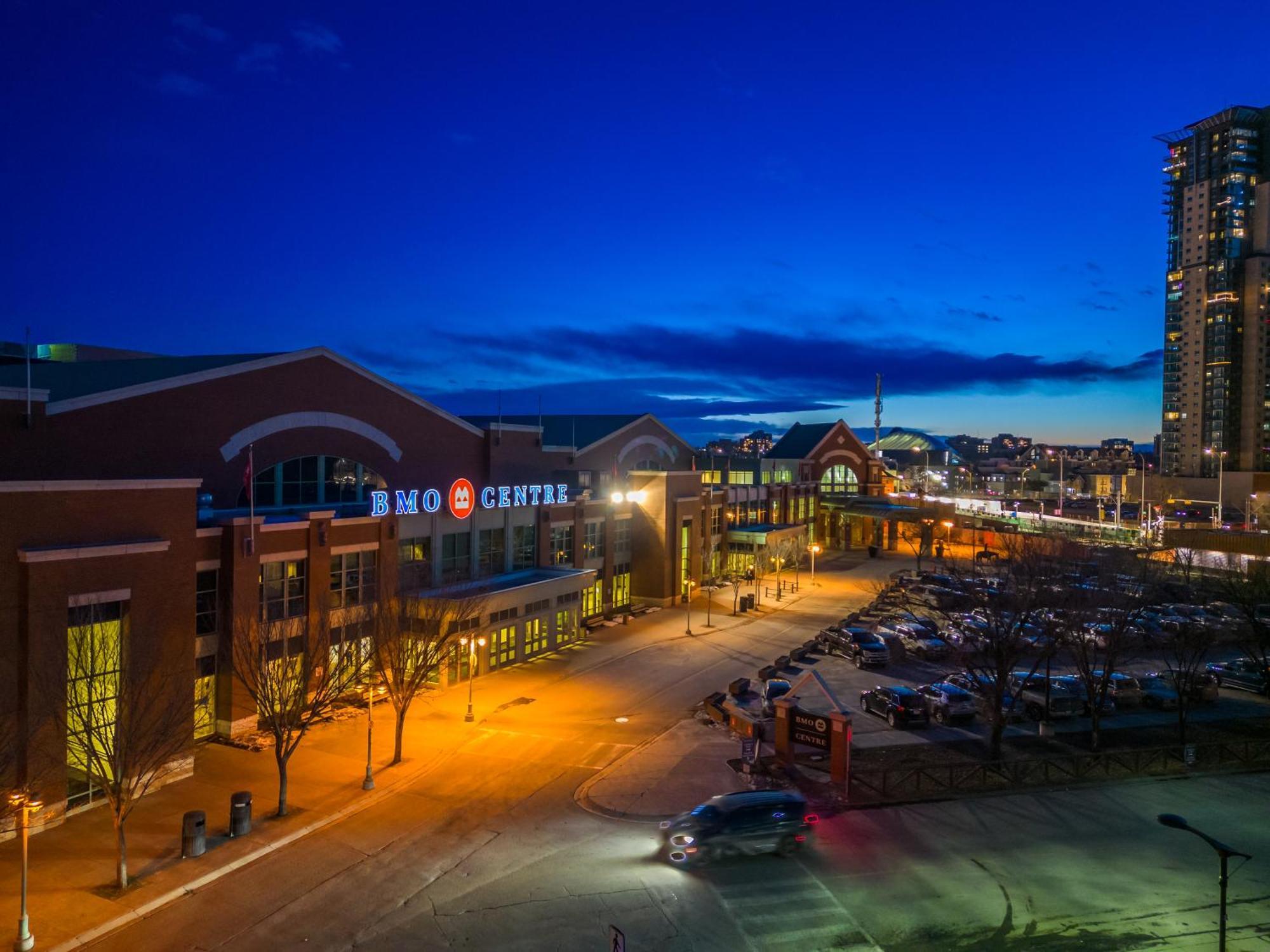Unbeatable Downtown Experience- Walk To Bars, Casino, Stampede & Saddledome Plus Bonus Banff Pass, Parking & Wine! Калгари Экстерьер фото