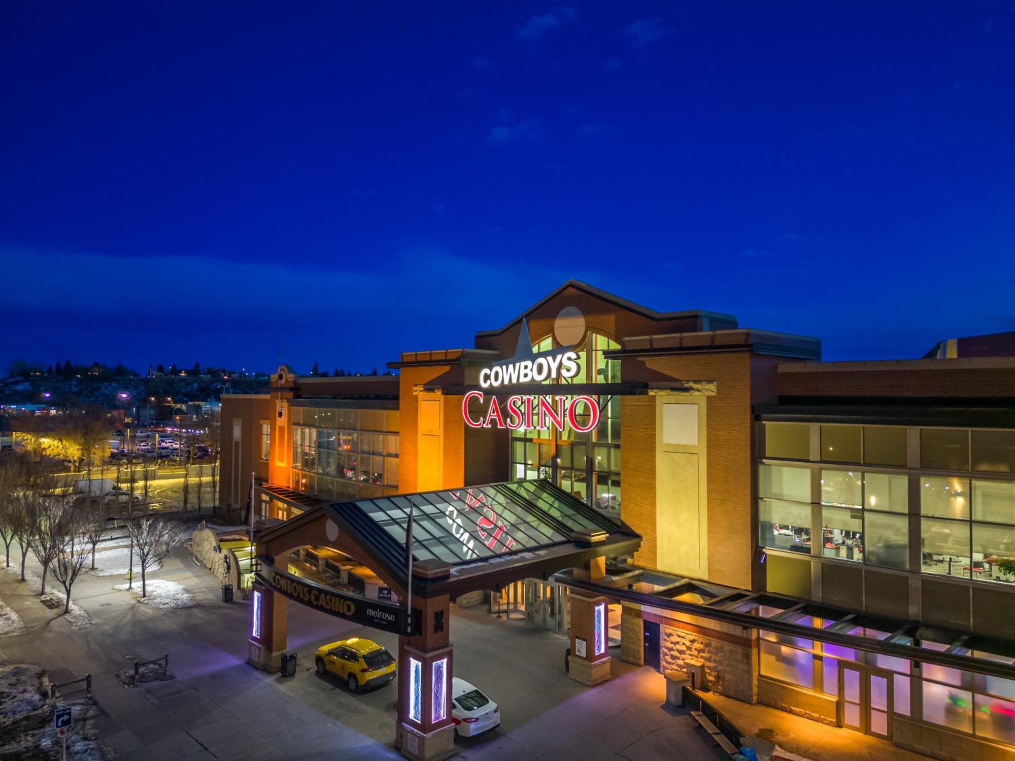 Unbeatable Downtown Experience- Walk To Bars, Casino, Stampede & Saddledome Plus Bonus Banff Pass, Parking & Wine! Калгари Экстерьер фото