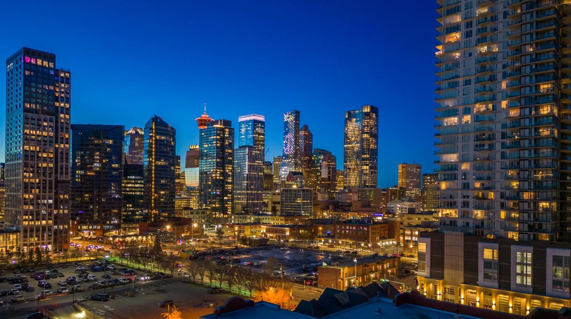 Unbeatable Downtown Experience- Walk To Bars, Casino, Stampede & Saddledome Plus Bonus Banff Pass, Parking & Wine! Калгари Экстерьер фото