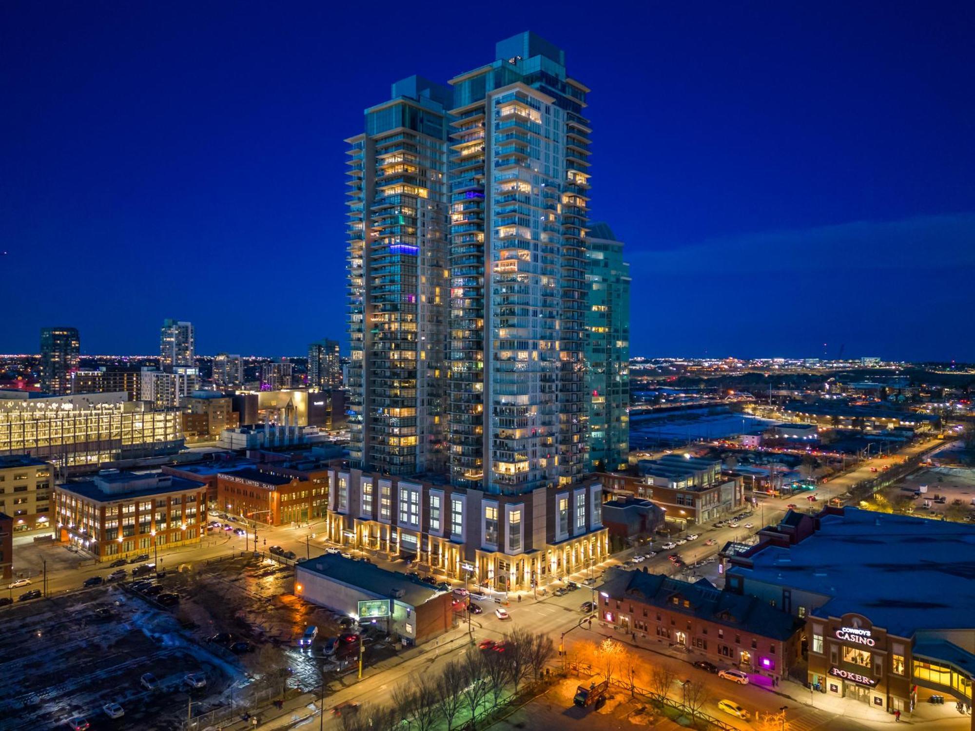 Unbeatable Downtown Experience- Walk To Bars, Casino, Stampede & Saddledome Plus Bonus Banff Pass, Parking & Wine! Калгари Экстерьер фото