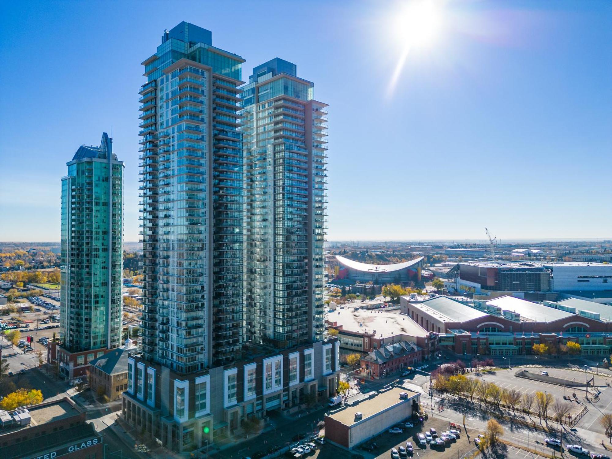 Unbeatable Downtown Experience- Walk To Bars, Casino, Stampede & Saddledome Plus Bonus Banff Pass, Parking & Wine! Калгари Экстерьер фото