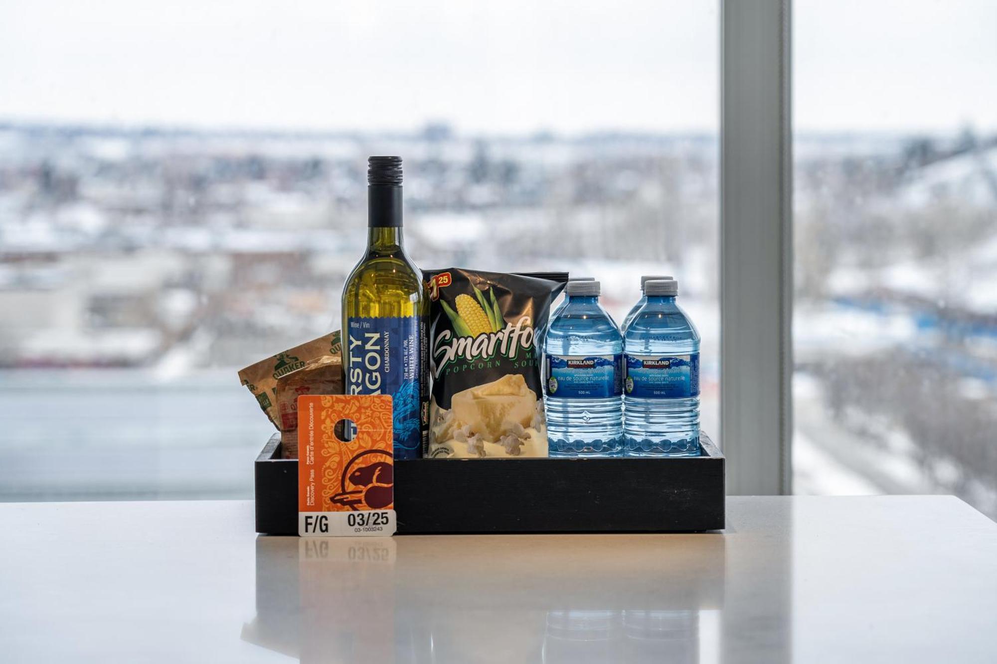 Unbeatable Downtown Experience- Walk To Bars, Casino, Stampede & Saddledome Plus Bonus Banff Pass, Parking & Wine! Калгари Экстерьер фото